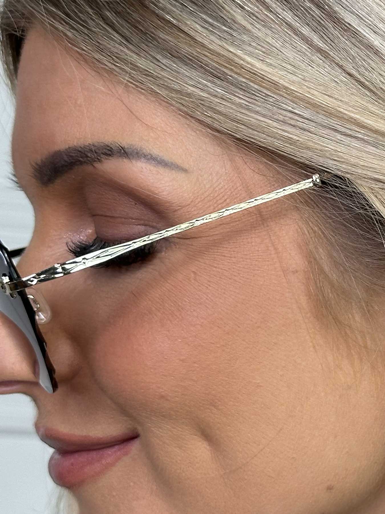 Emmas - Solbriller med hjerteformet farvet glas